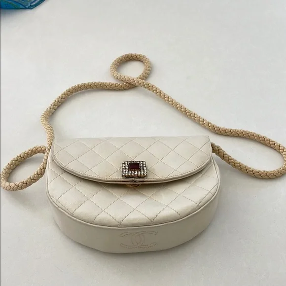 CHANEL Cream Quilted Clutch with Gold Accents - Picture 1 of 7